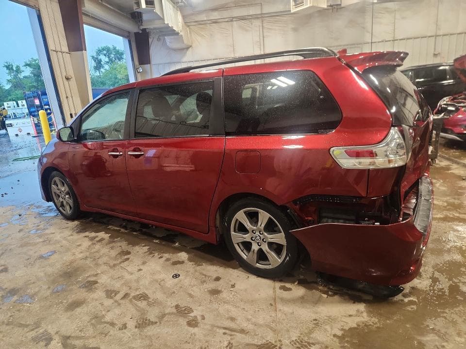 2018 TOYOTA SIENNA SE PREMIUM 8-PASSENGER 2
