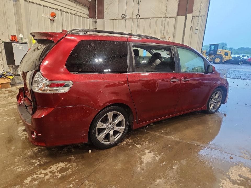 2018 TOYOTA SIENNA SE PREMIUM 8-PASSENGER 3