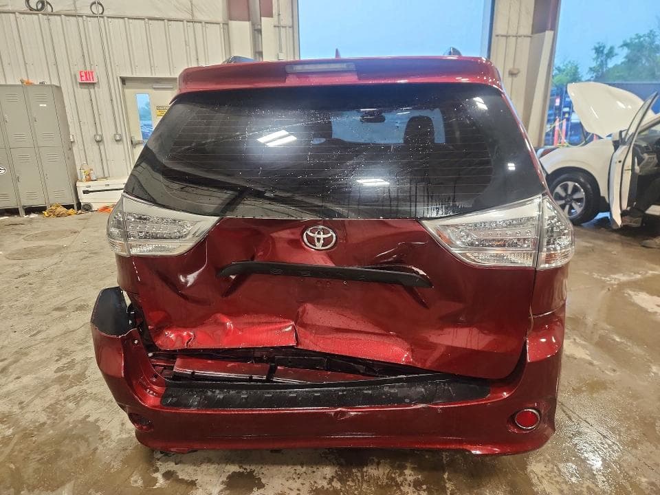 2018 TOYOTA SIENNA SE PREMIUM 8-PASSENGER 6