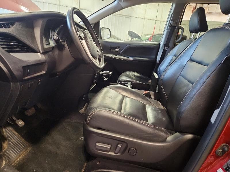 2018 TOYOTA SIENNA SE PREMIUM 8-PASSENGER 7