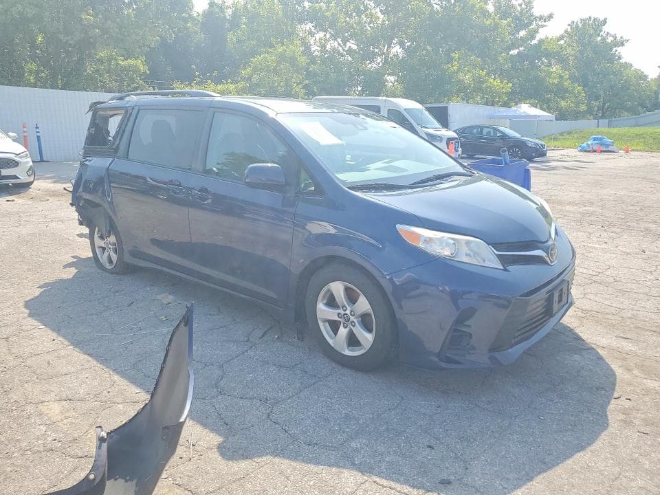 2019 TOYOTA SIENNA LE 4