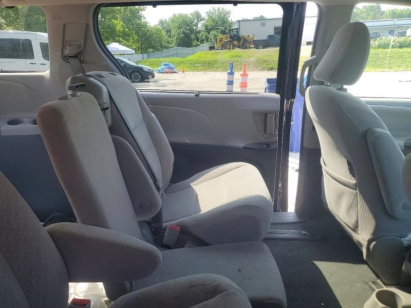 2019 TOYOTA SIENNA LE 10