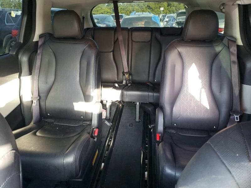 2022 KIA CARNIVAL LX 10