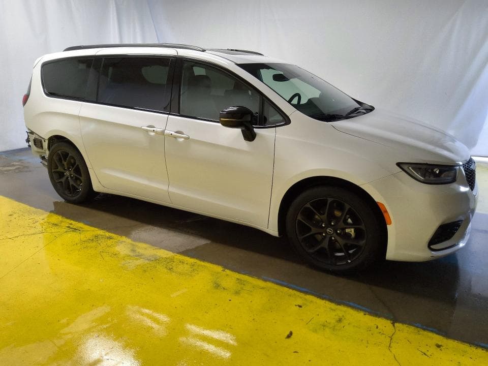 2025 CHRYSLER PACIFICA LIMITED 4