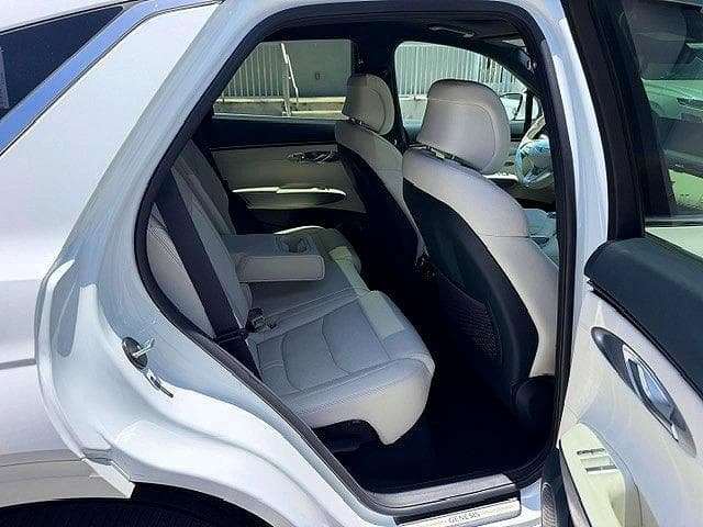 2025 GENESIS G70 11