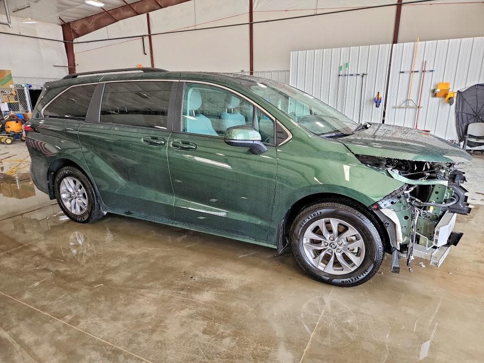 2022 TOYOTA SIENNA LE 4