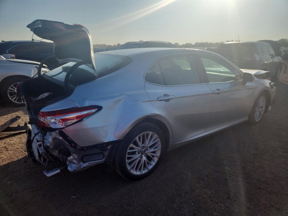 2018 TOYOTA CAMRY XLE 3