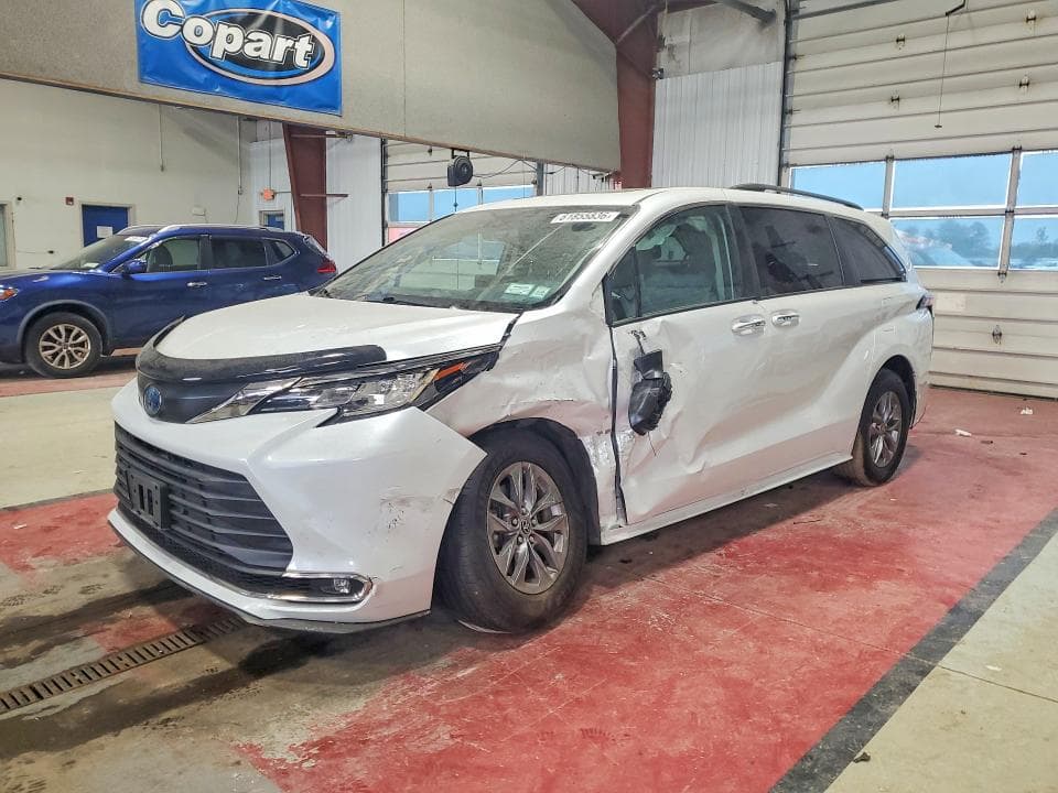 2023 TOYOTA SIENNA XLE - 1