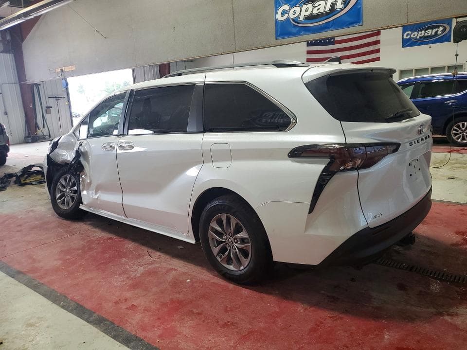 2023 TOYOTA SIENNA XLE 2