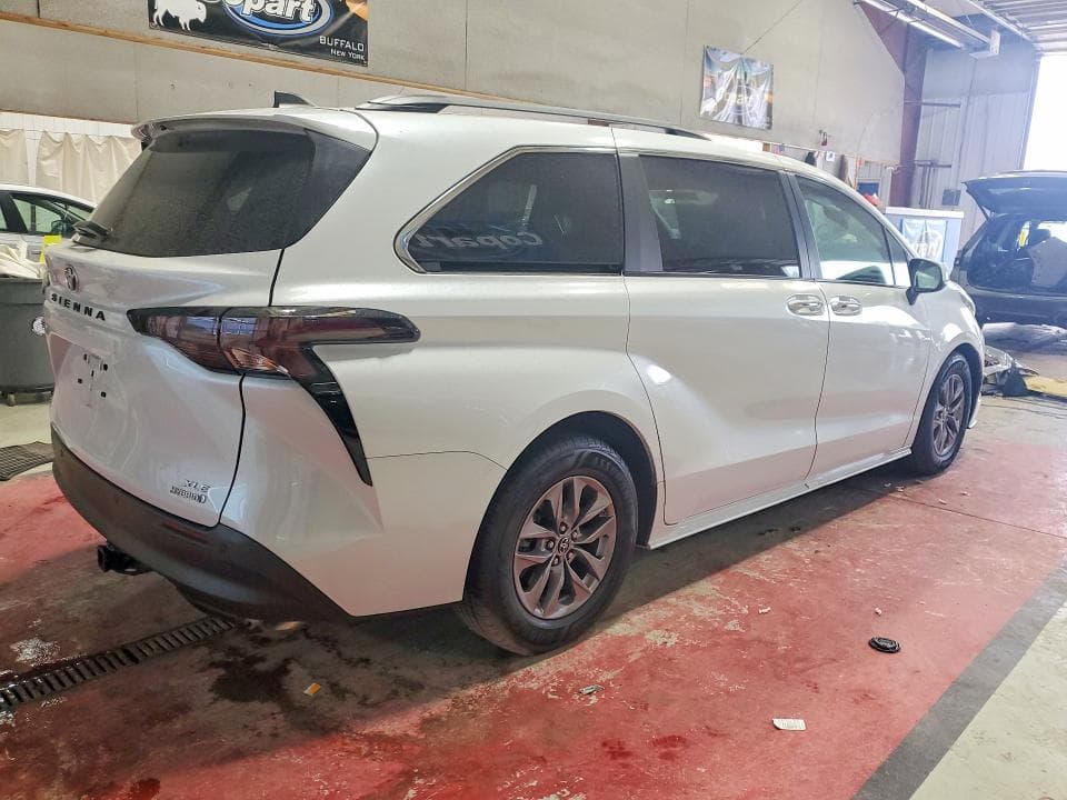 2023 TOYOTA SIENNA XLE 3