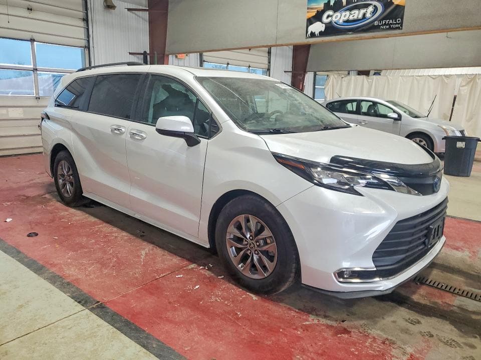 2023 TOYOTA SIENNA XLE 4