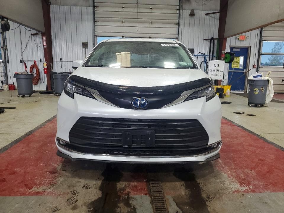 2023 TOYOTA SIENNA XLE 5