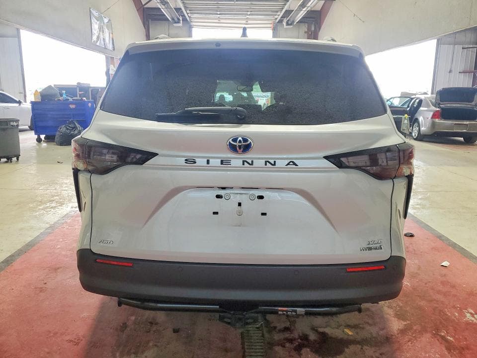 2023 TOYOTA SIENNA XLE 6