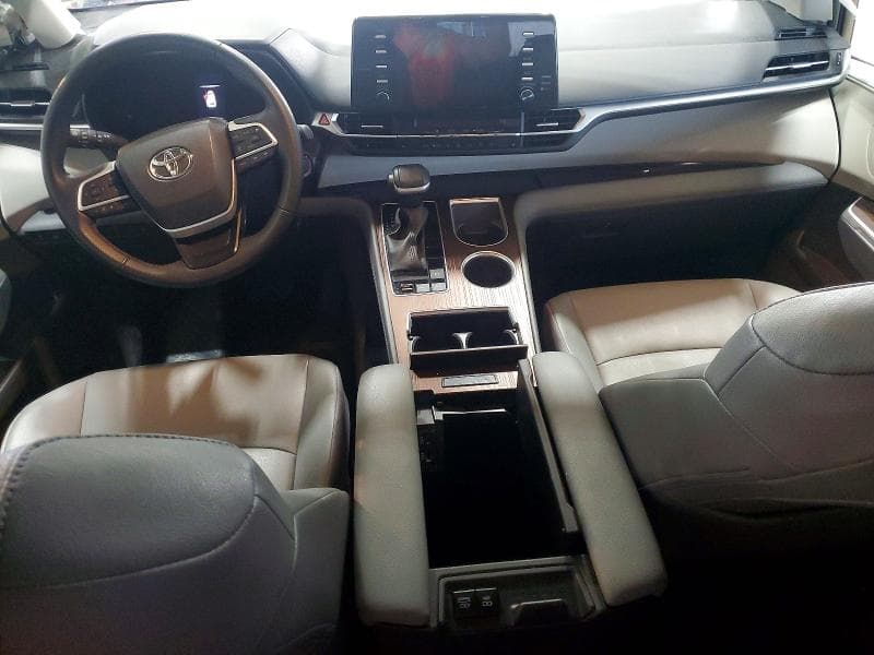2023 TOYOTA SIENNA XLE 8