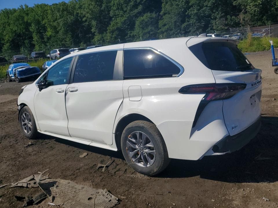 2025 TOYOTA SIENNA LE 2