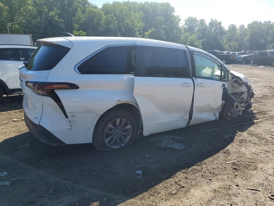 2025 TOYOTA SIENNA LE 3