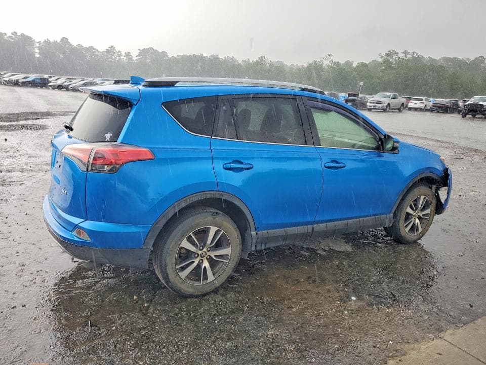 2017 TOYOTA RAV4 XLE 3