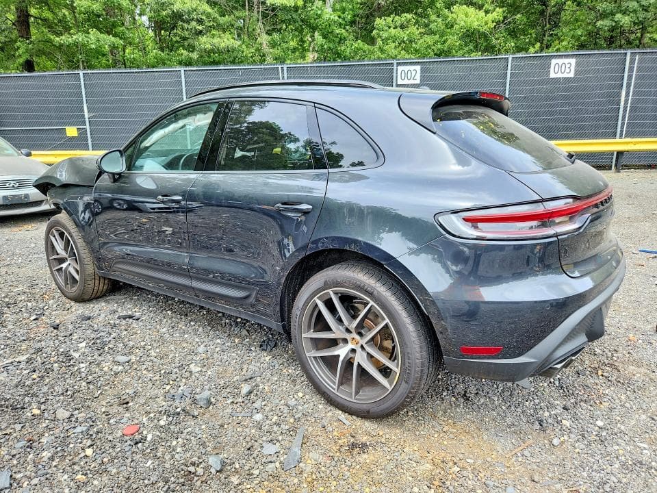2024 PORSCHE MACAN BASE 2