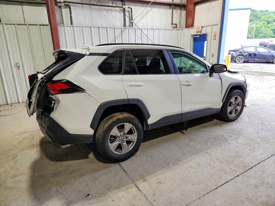 2025 TOYOTA RAV4 XLE 3