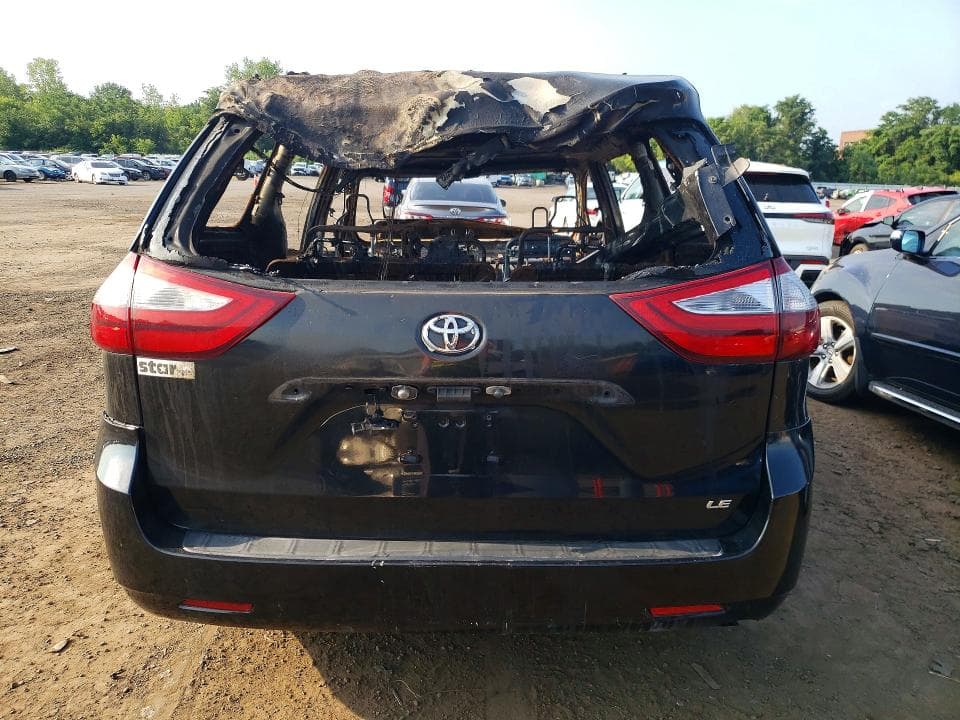 2017 TOYOTA SIENNA LE 6