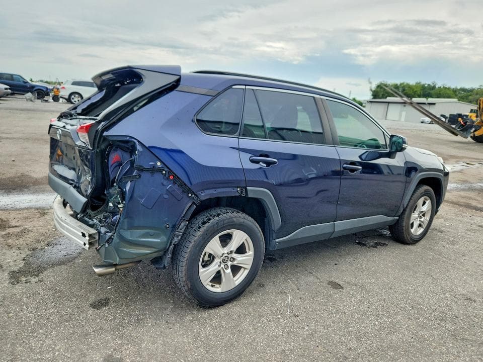 2021 TOYOTA RAV4 XLE 3