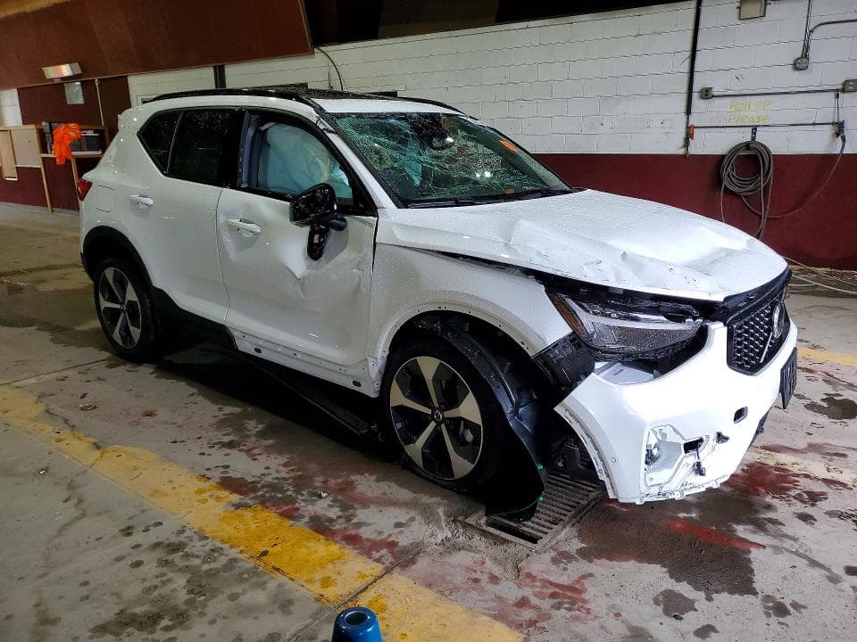 2026 VOLVO XC40 PLUS 4
