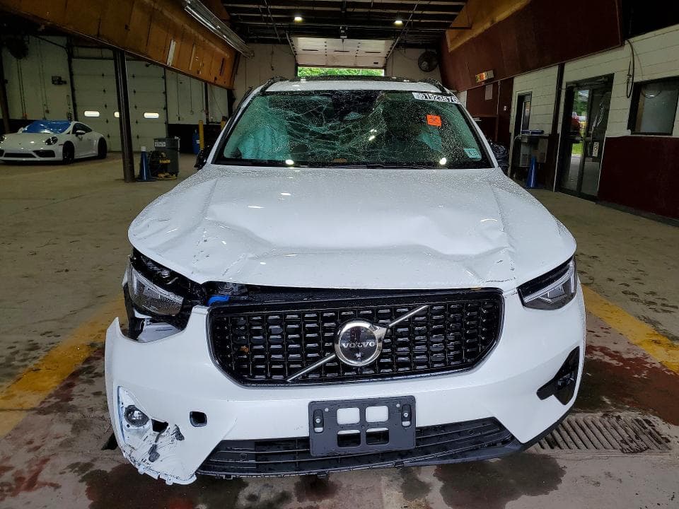 2026 VOLVO XC40 PLUS 5
