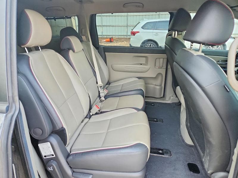 2017 KIA SEDONA LX 11