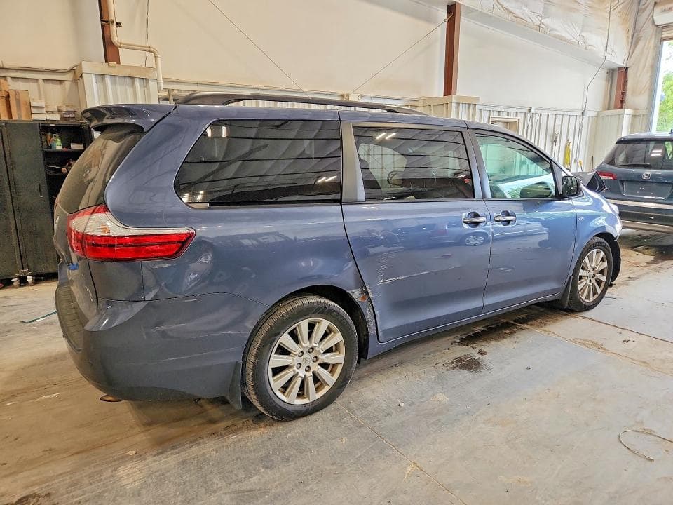 2017 TOYOTA SIENNA XLE PREMIUM 7-PASSENGER 3