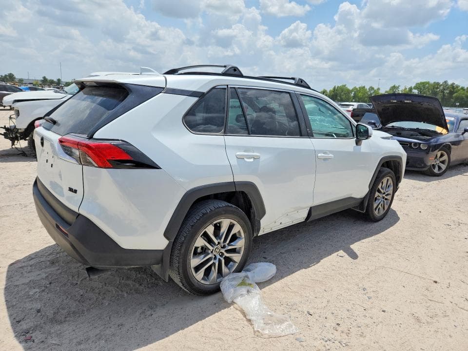 2025 TOYOTA RAV4 XLE PREMIUM 3