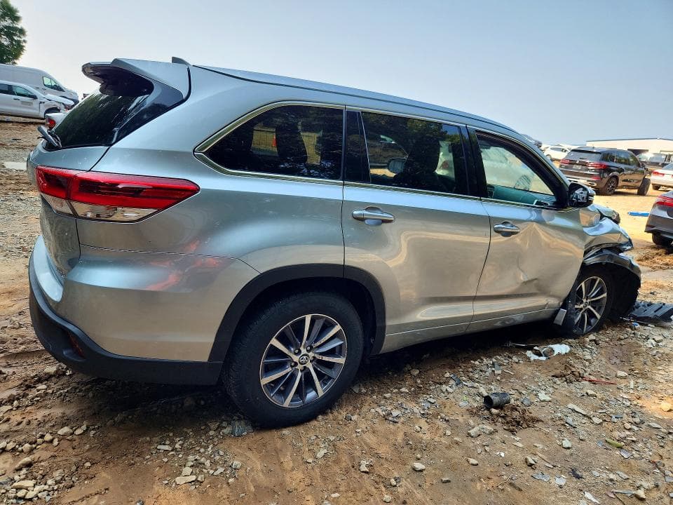 2018 TOYOTA HIGHLANDER XLE 3