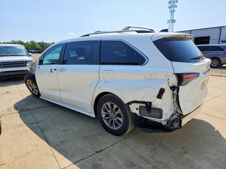 2021 TOYOTA SIENNA XLE 2