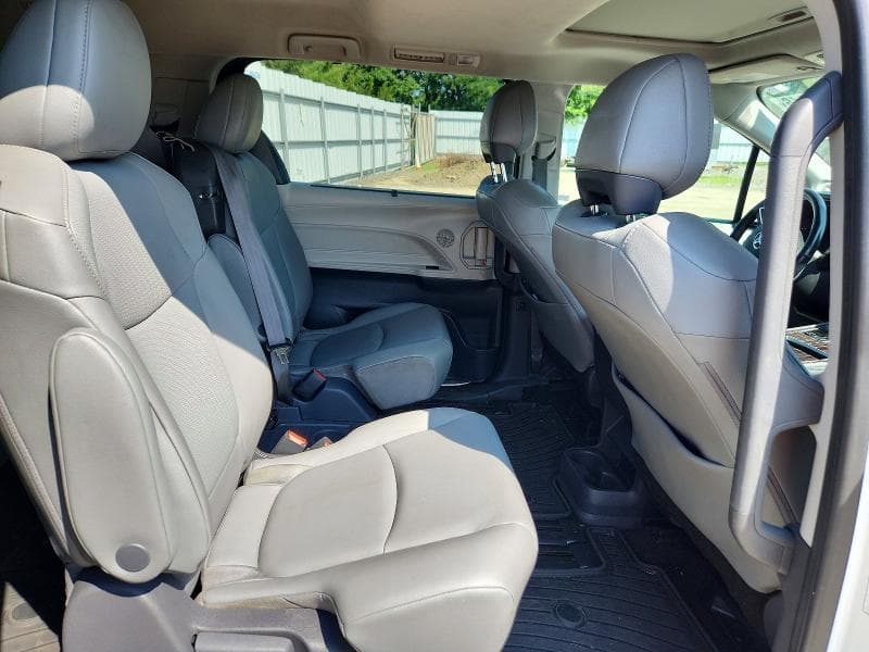 2021 TOYOTA SIENNA XLE 11