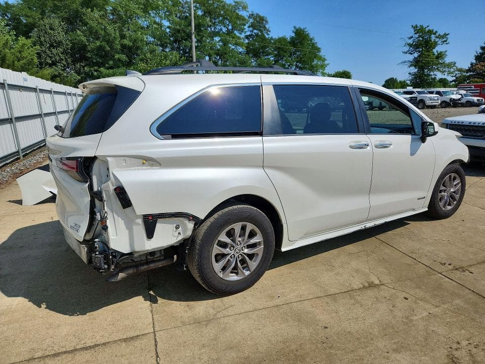 2021 TOYOTA SIENNA XLE 3