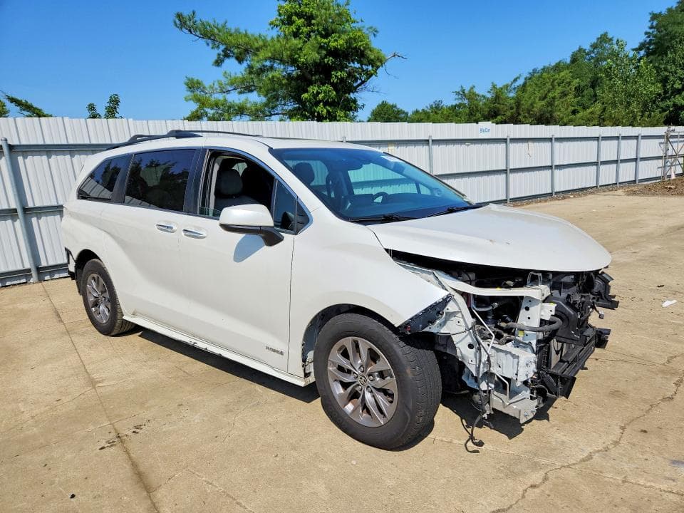 2021 TOYOTA SIENNA XLE 4