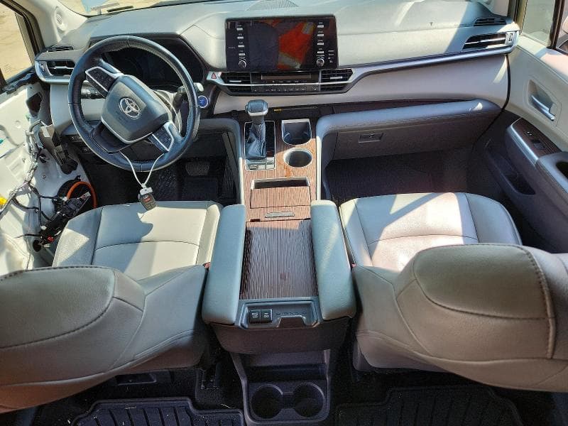 2021 TOYOTA SIENNA XLE 8