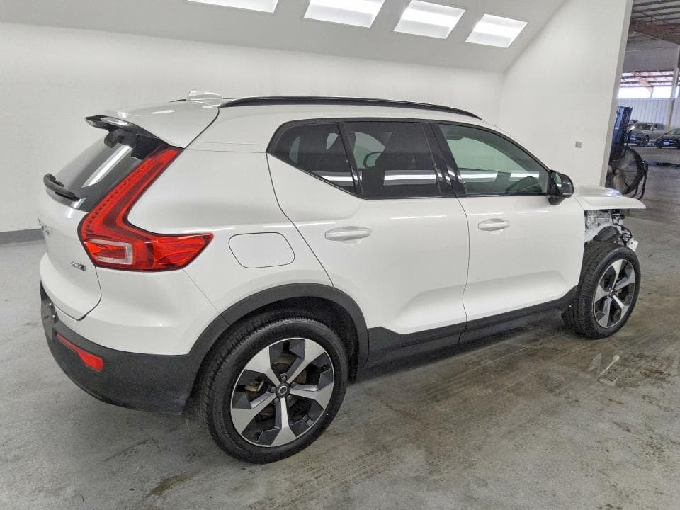 2024 VOLVO XC40 CORE 3