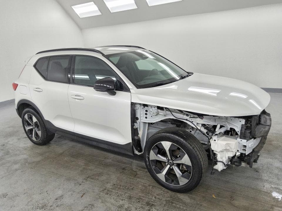 2024 VOLVO XC40 CORE 4