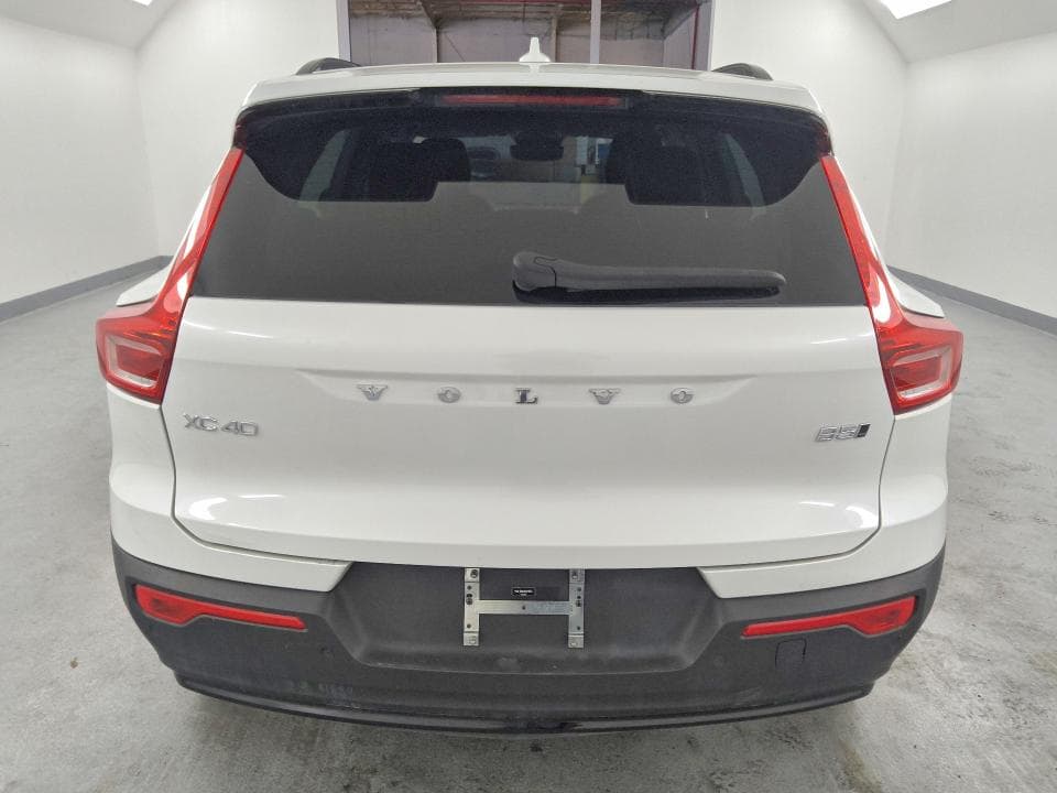 2024 VOLVO XC40 CORE 6