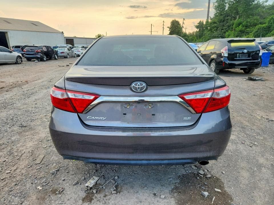 2017 TOYOTA CAMRY SE 6