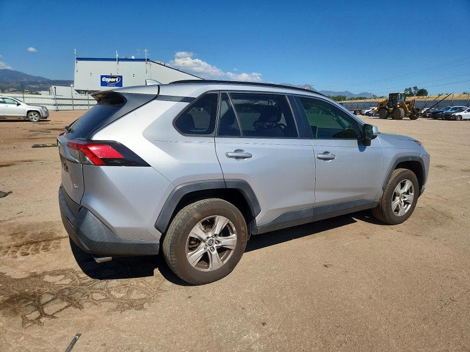 2019 TOYOTA RAV4 XLE 3