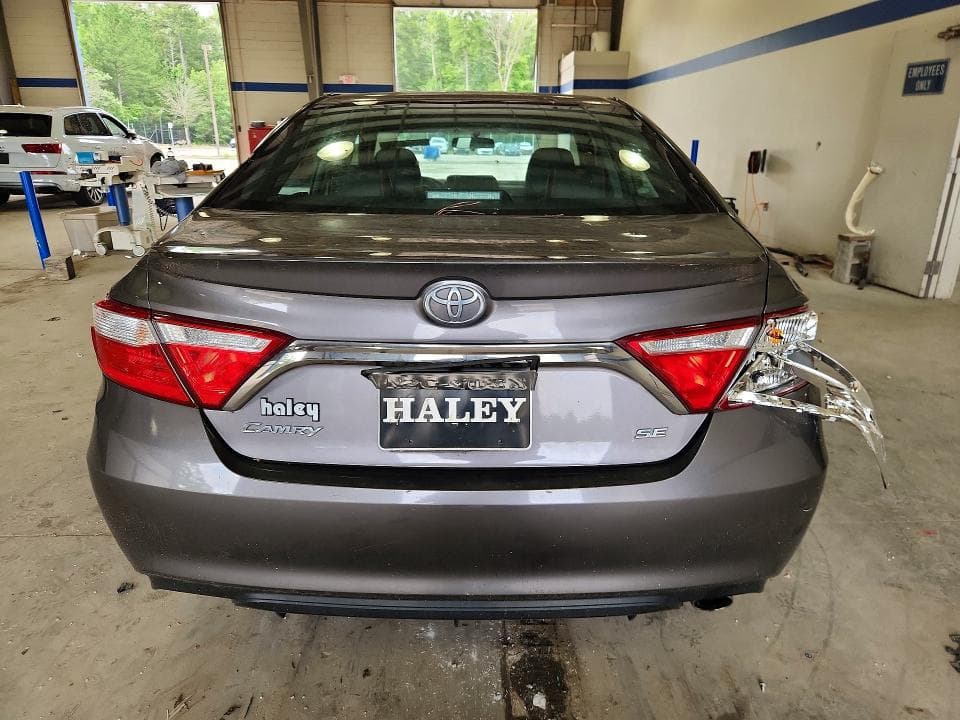 2017 TOYOTA CAMRY SE 6
