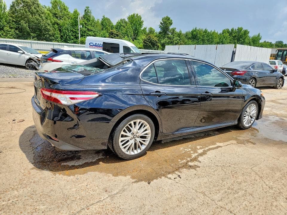 2018 TOYOTA CAMRY XLE 3