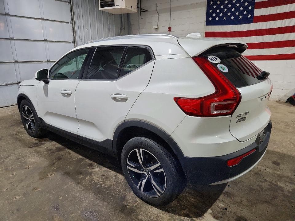 2023 VOLVO XC40 PLUS 2