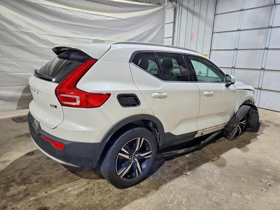 2023 VOLVO XC40 PLUS 3