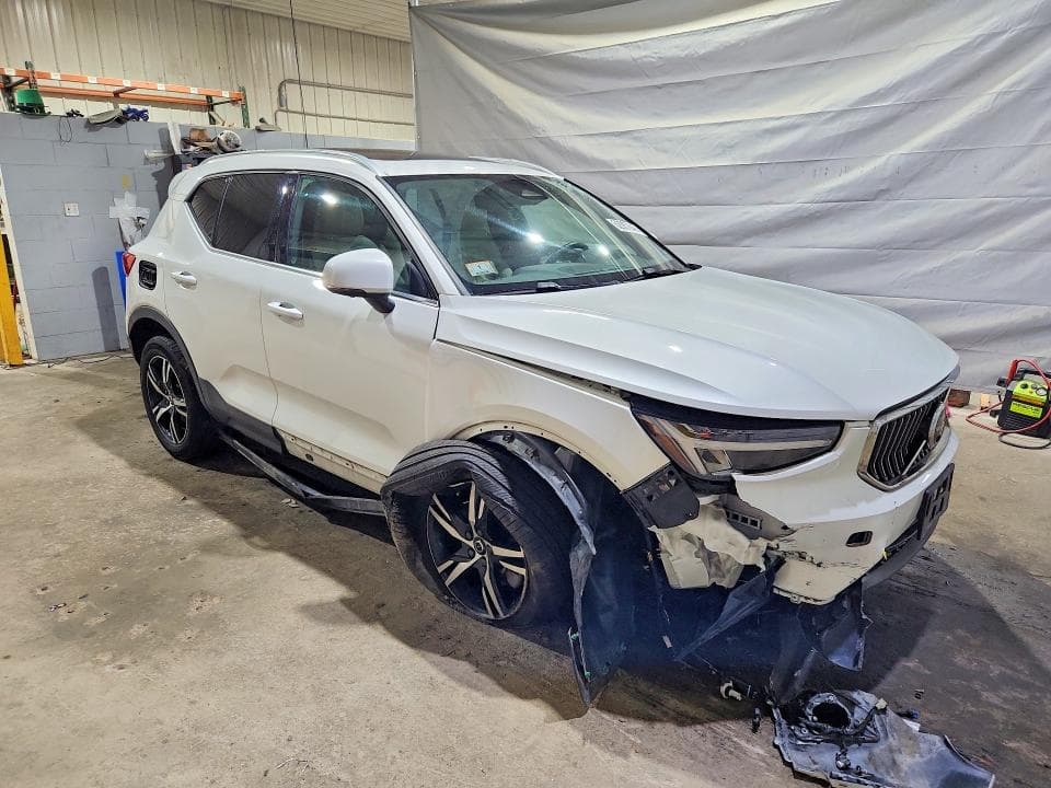 2023 VOLVO XC40 PLUS 4