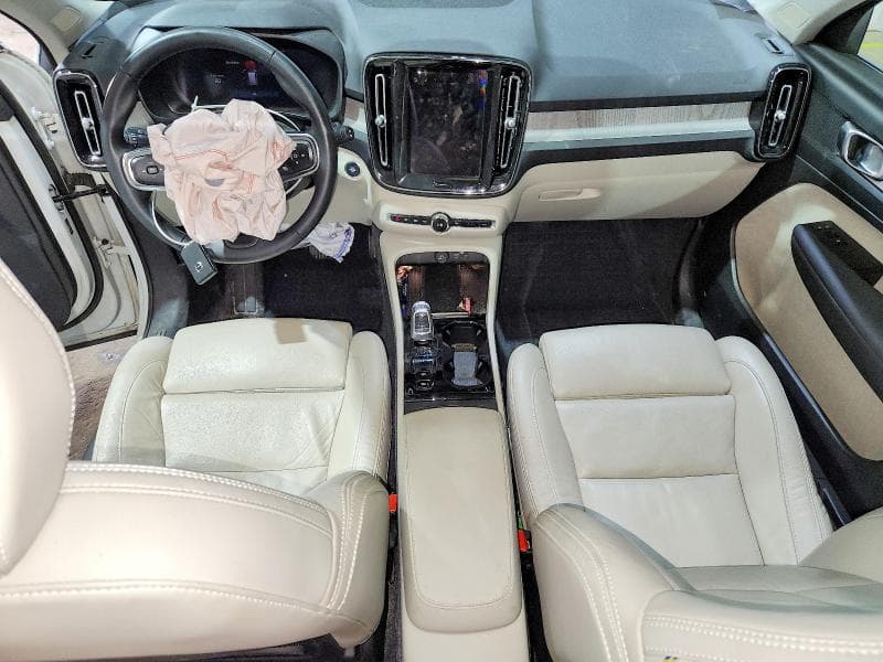 2023 VOLVO XC40 PLUS 8