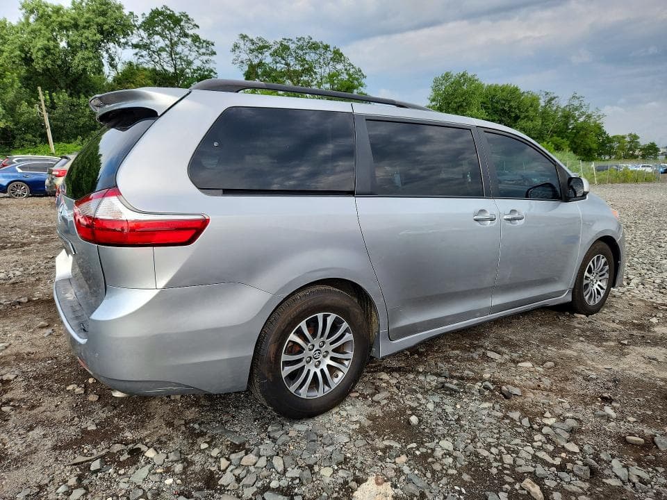 2018 TOYOTA SIENNA XLE 8-PASSENGER XLE 8-PASSENGER 4