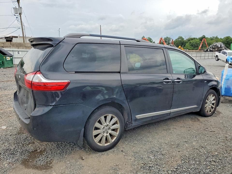 2017 TOYOTA SIENNA XLE 7-PASSENGER 3