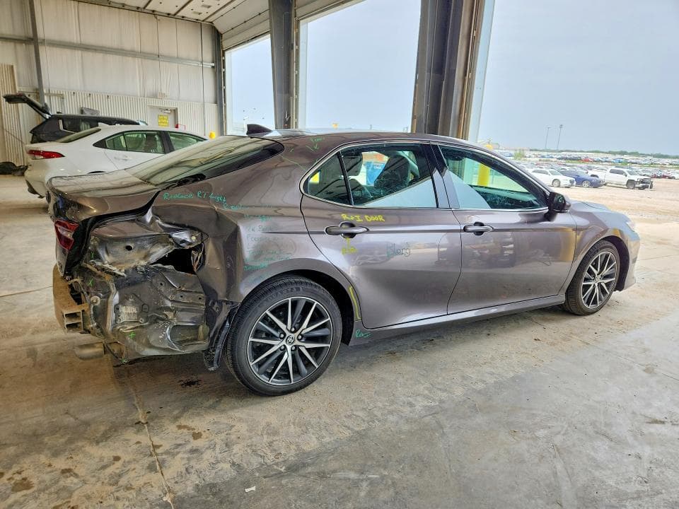 2023 TOYOTA CAMRY XLE 3